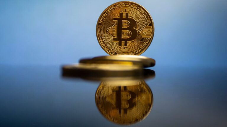Bitcoin Slips Below 8,000 Amid Persistent Cautious Sentiment